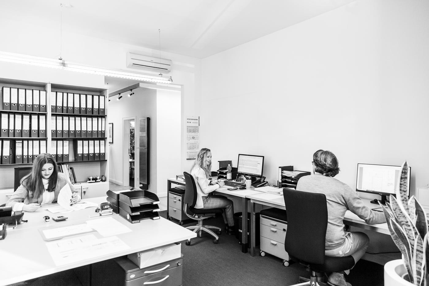 Großraumbüro Architekturbüro Neuss (NRW), drei Architekten bei der Arbeit am Computer.