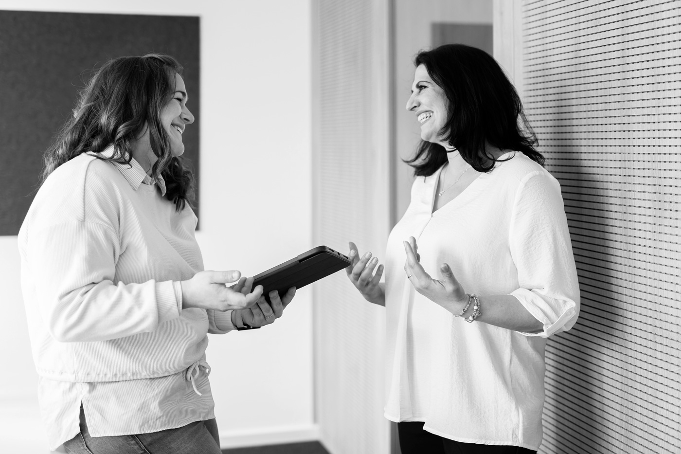 huhn-architekten-neuss-mitarbeiter-gespraech-buero-4744