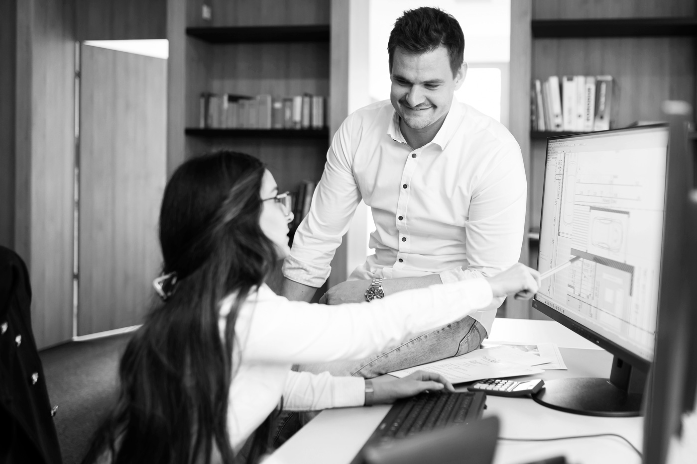 huhn-architekten-neuss-mitarbeiter-gespraech-schreibtisch-4715